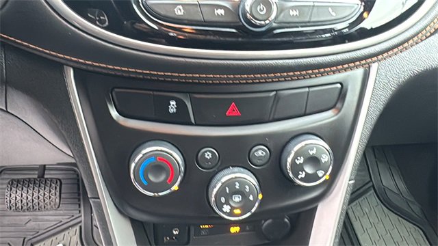 Used 2021 Chevrolet Trax LT w/ Driver Confidence Package image 24