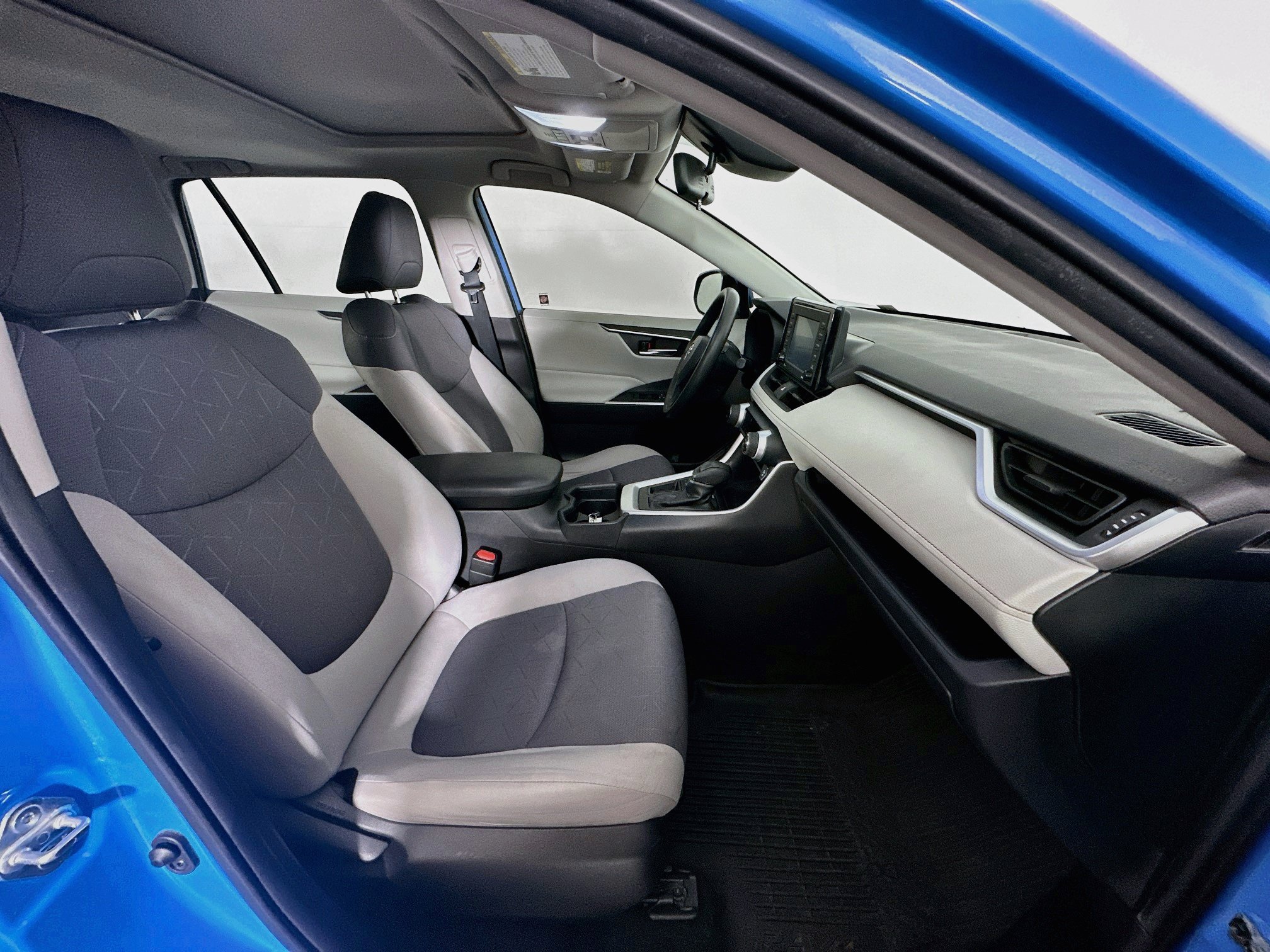 Used 2020 Toyota RAV4 XLE w/ Convenience Package FWD image 33