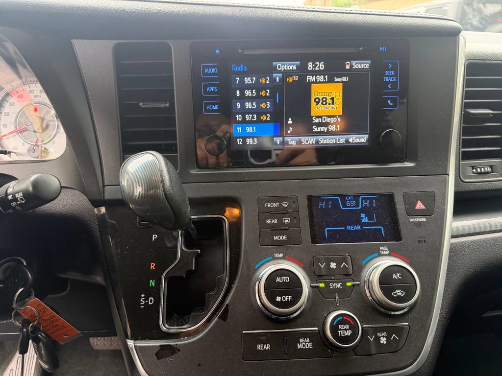 Used 2017 Toyota Sienna SE FWD image 23