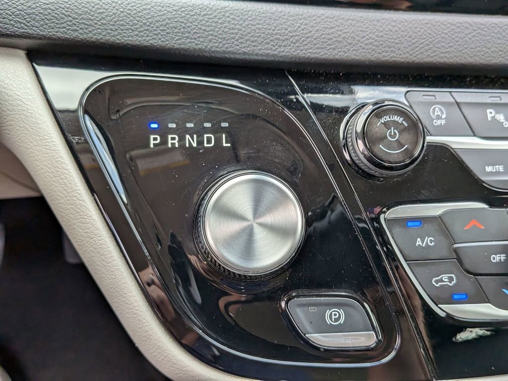 Used 2024 Chrysler Pacifica Touring-L FWD image 28