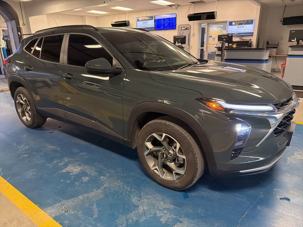 Used 2025 Chevrolet Trax LT w/ Sunroof Package image 2