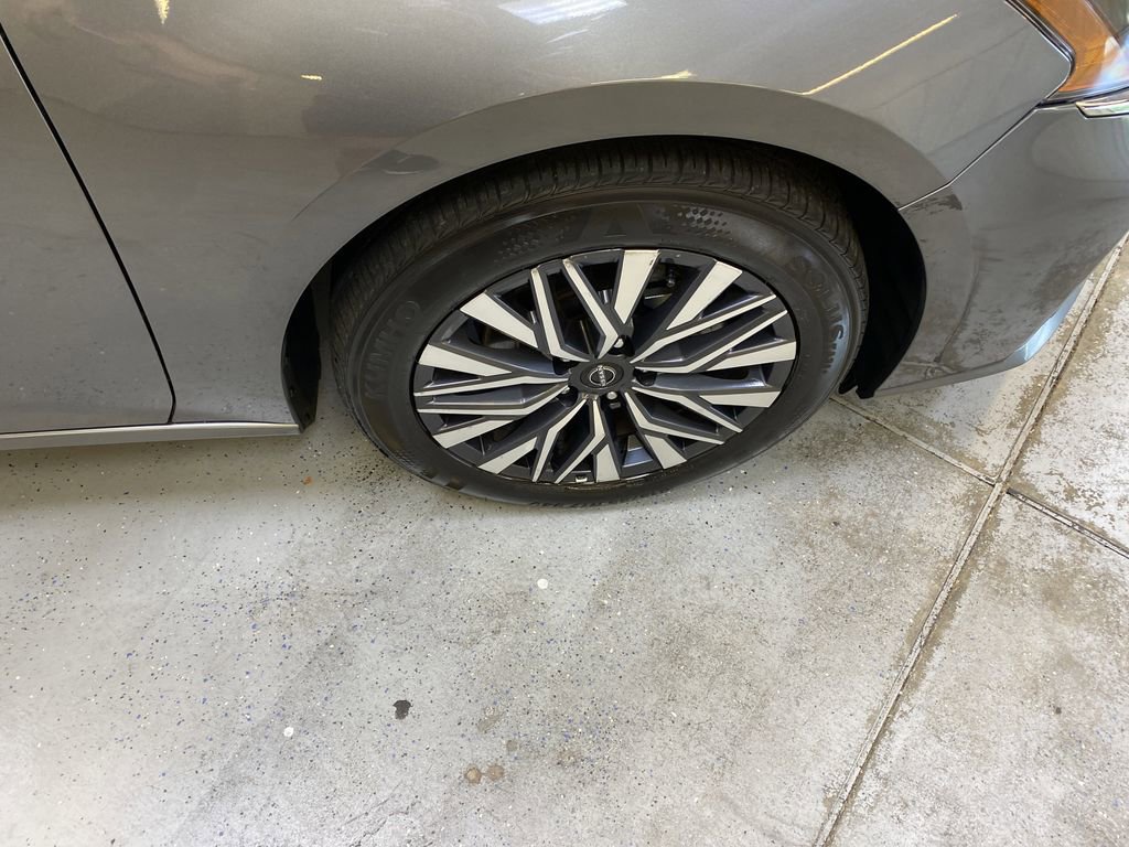 Used 2025 Nissan Altima 2.5 SV FWD image 14