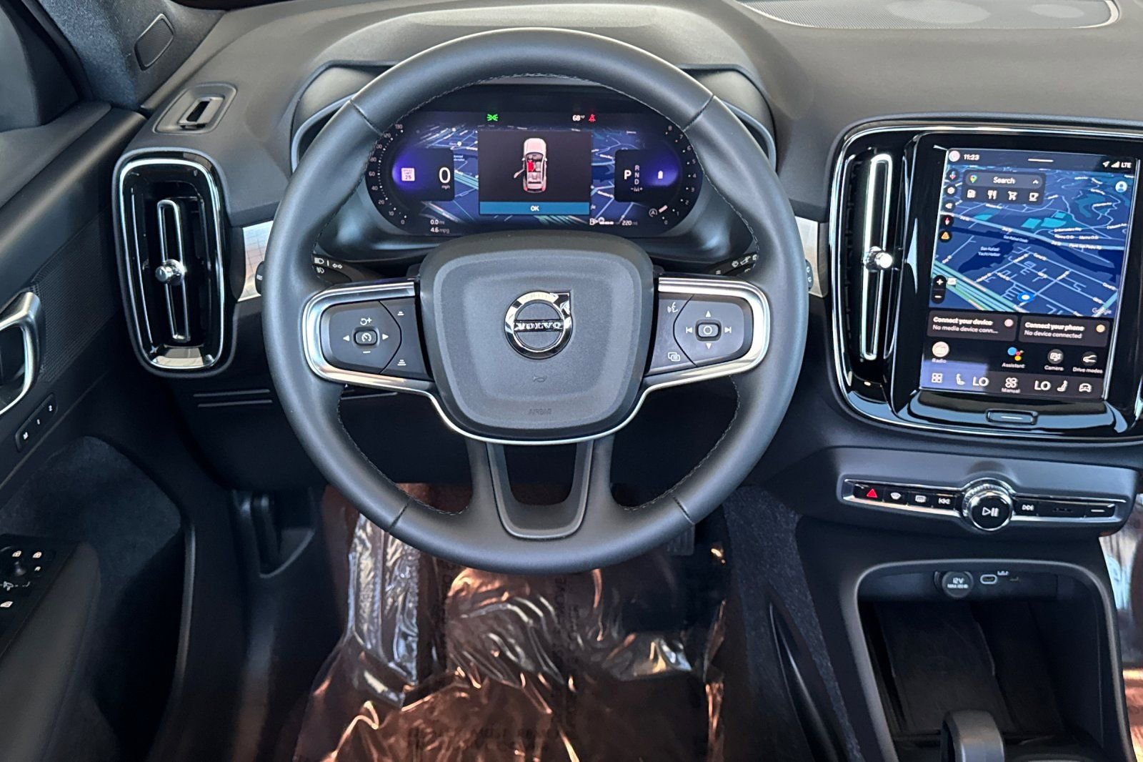 Certified 2025 Volvo XC40 B5 Core AWD/4WD image 17