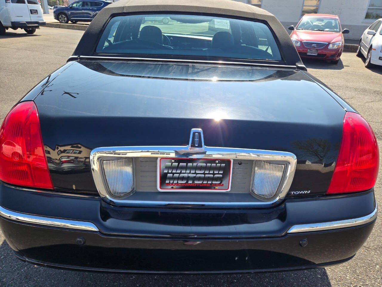 Used 2004 Lincoln Town Car Signature image 7