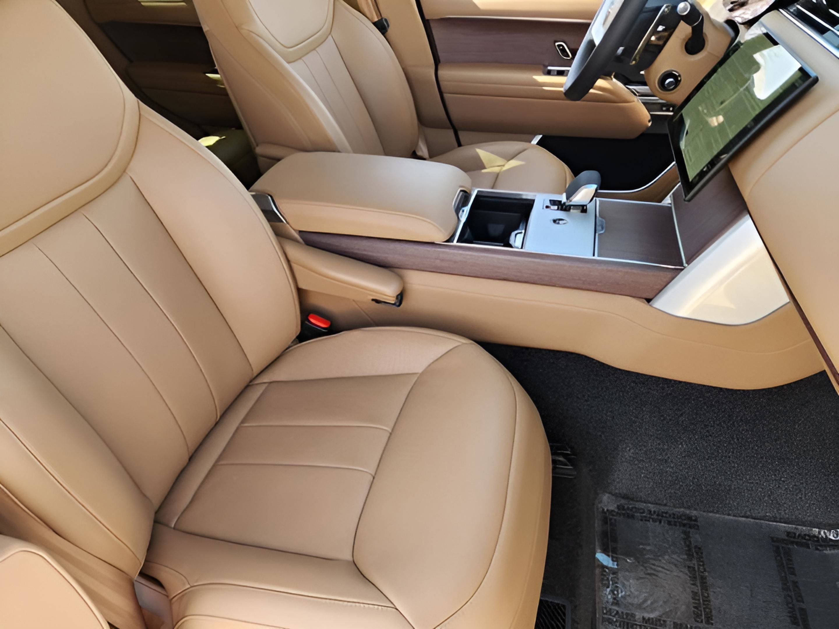 Certified 2025 Land Rover Range Rover SE image 9