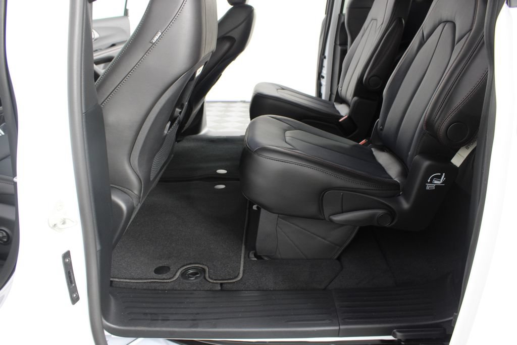 New 2027 Chrysler Pacifica Select FWD image 17