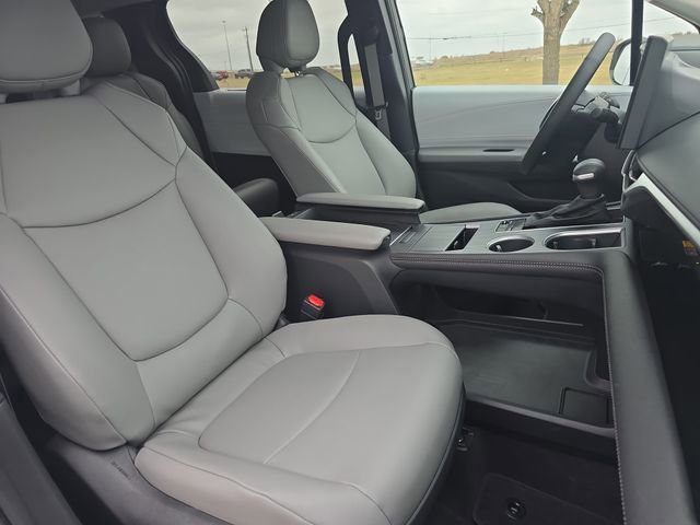 Used 2025 Toyota Sienna XLE image 10