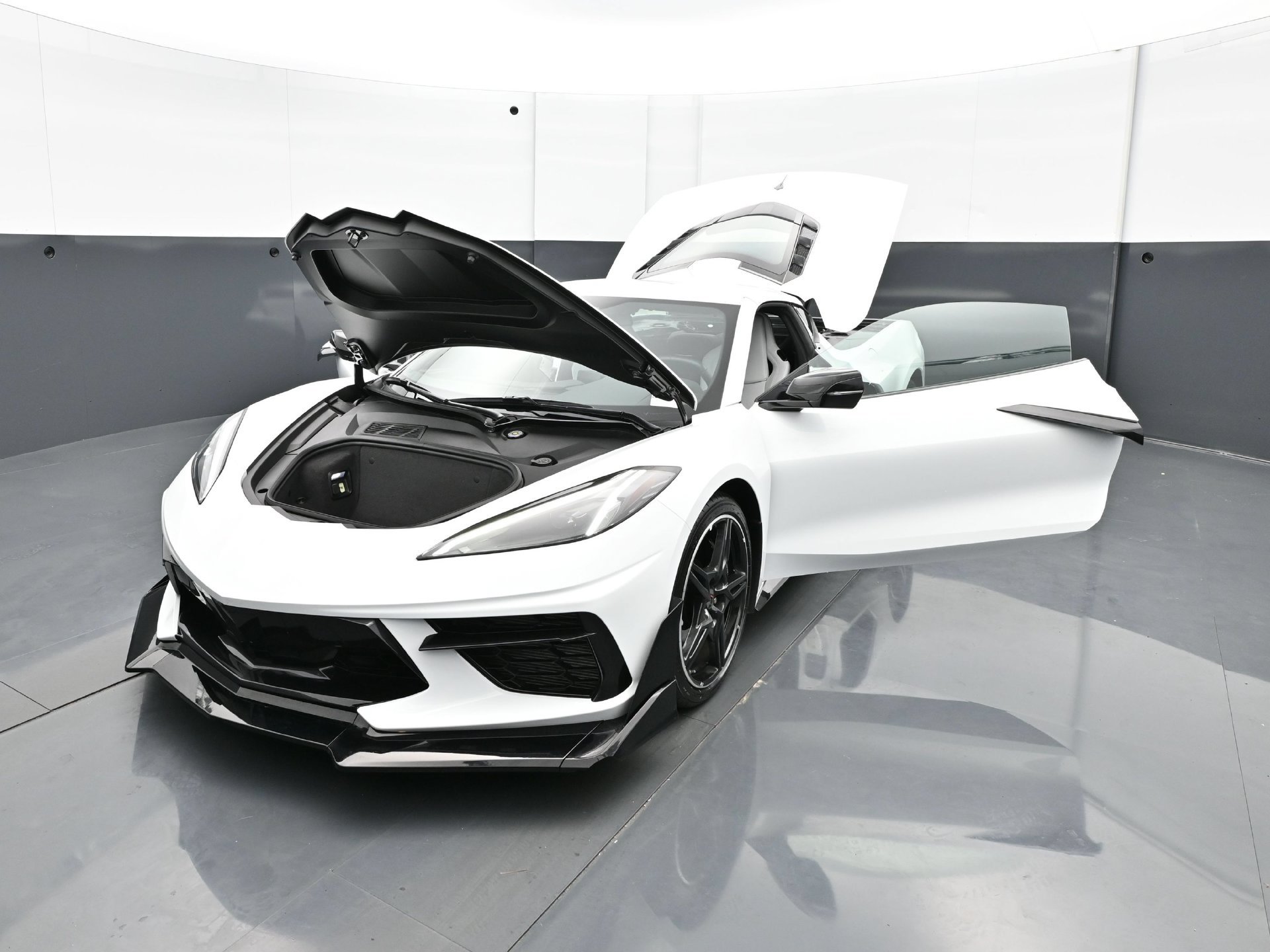 Used 2022 Chevrolet Corvette Stingray Coupe w/ Z51 Performance Package RWD image 32