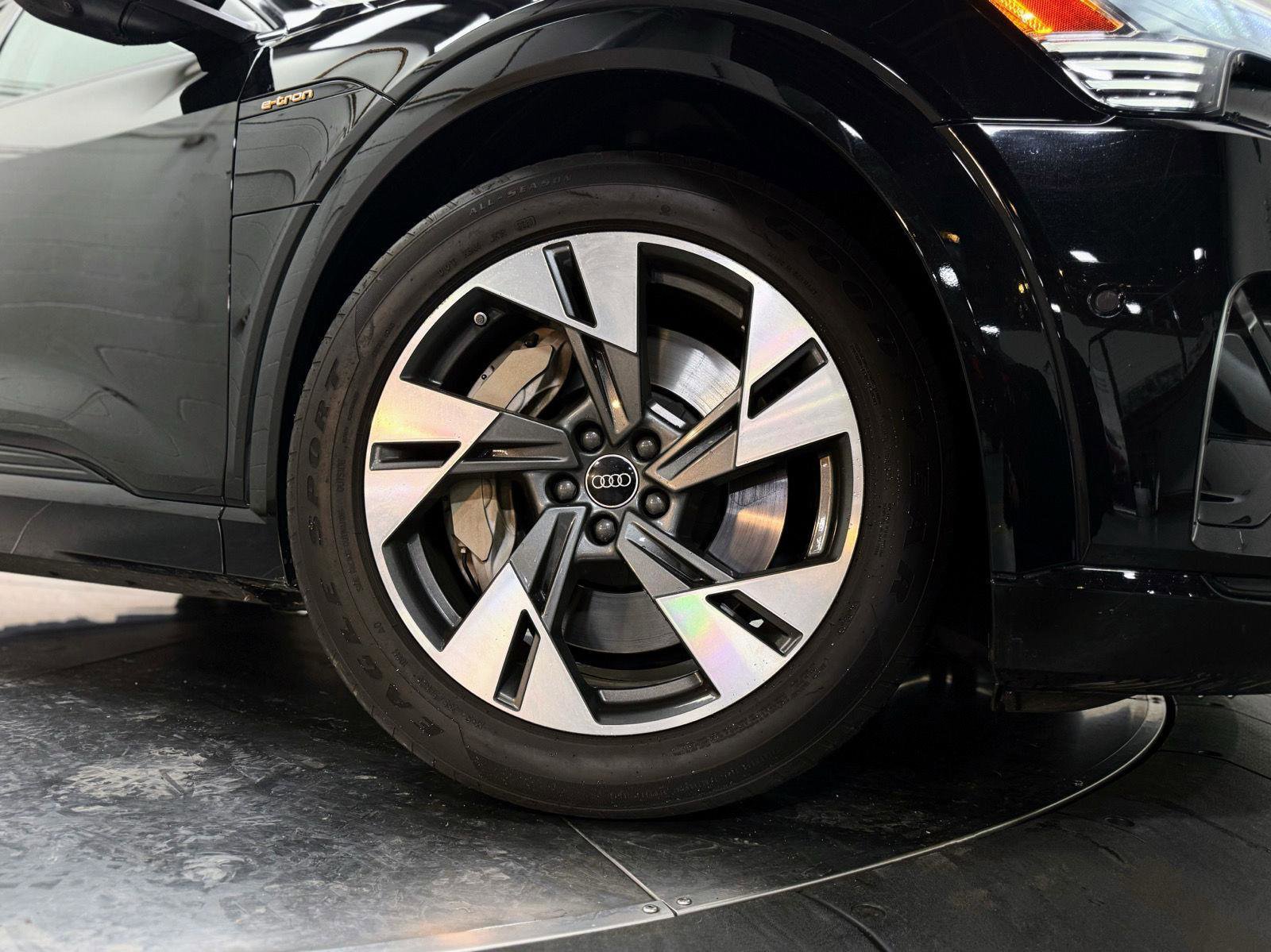 Used 2022 Audi e-tron Premium w/ Convenience Plus Package image 10