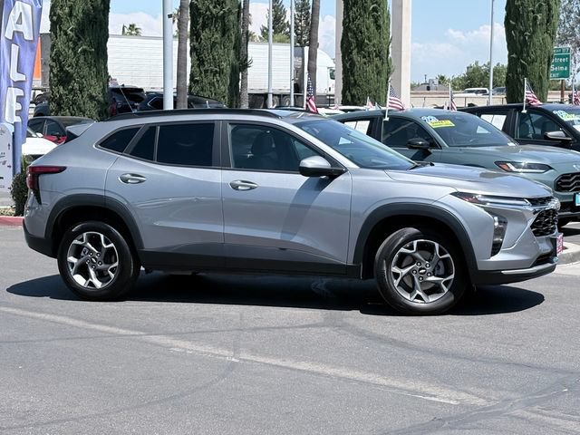 Used 2025 Chevrolet Trax LT FWD image 4