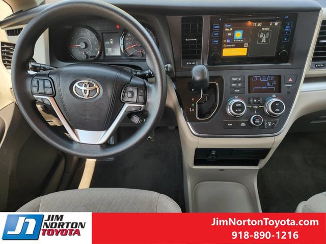 Used 2017 Toyota Sienna LE FWD image 26