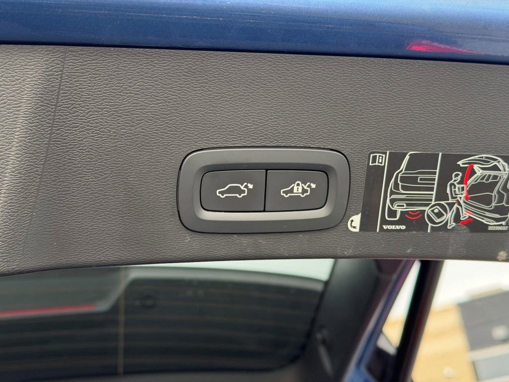 Used 2020 Volvo XC40 T5 R-Design w/ Protection Package Premier image 18