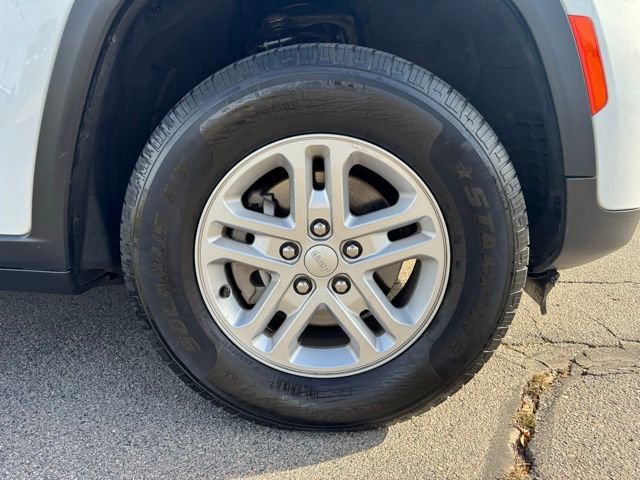 Certified 2023 Jeep Grand Cherokee Laredo image 32