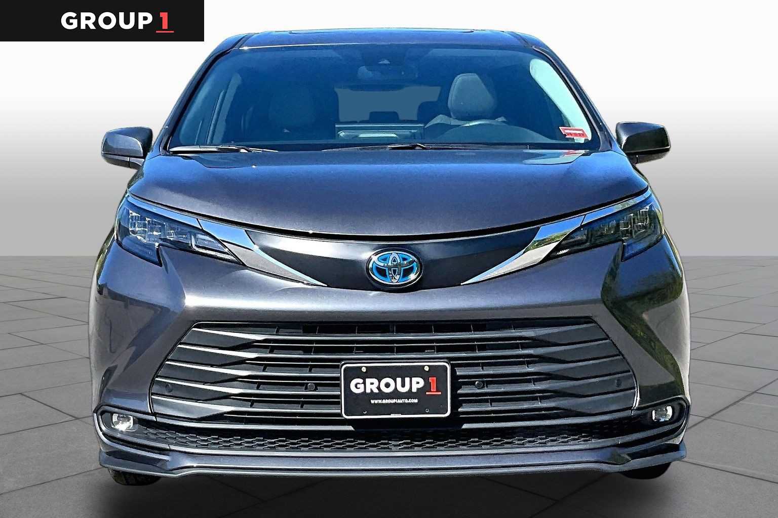 Used 2025 Toyota Sienna XLE AWD/4WD image 4