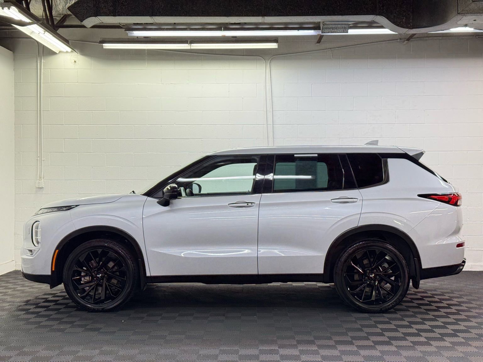 Used 2023 Mitsubishi Outlander SE Black Edition image 3