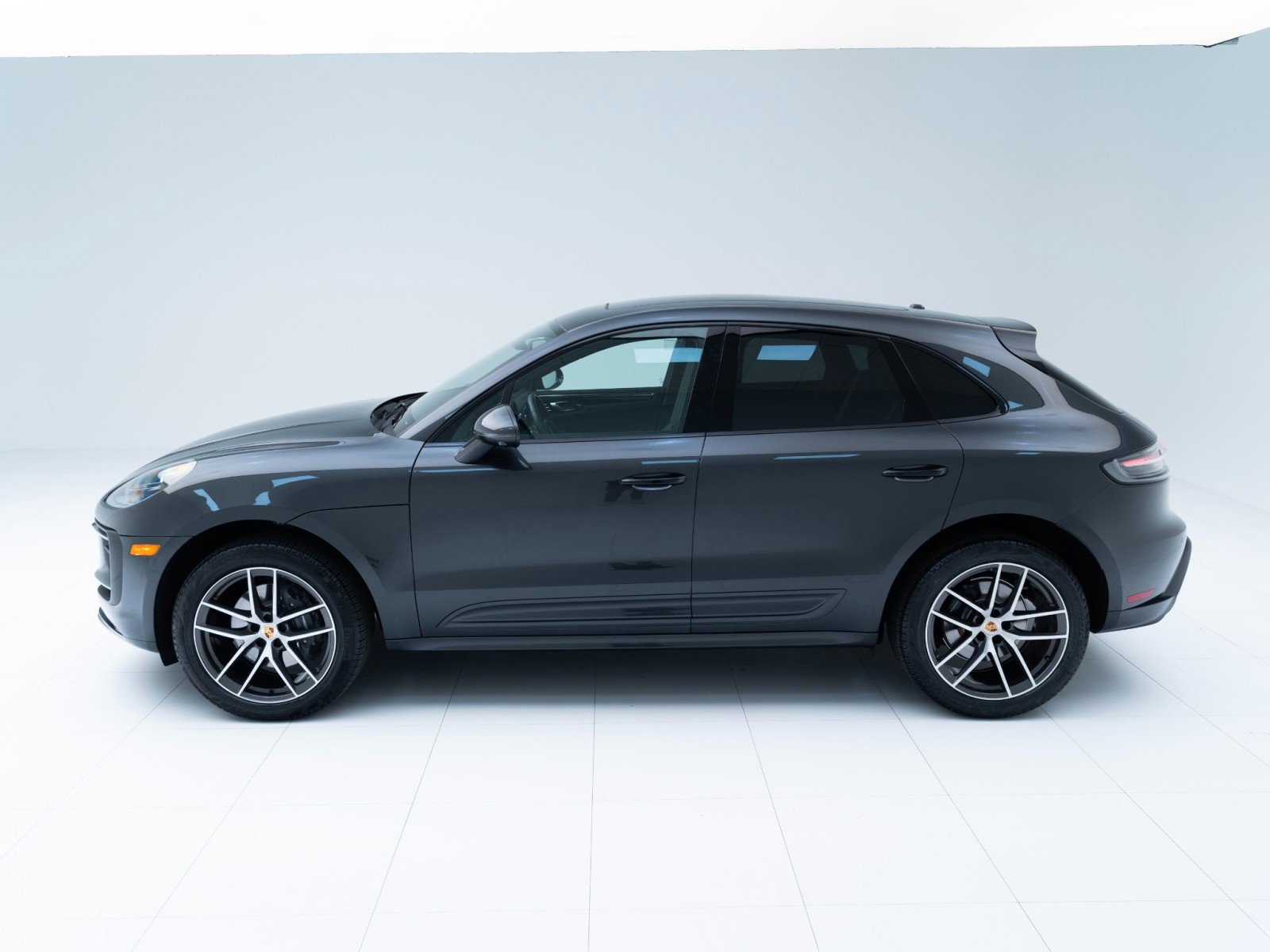 Certified 2023 Porsche Macan AWD/4WD image 2