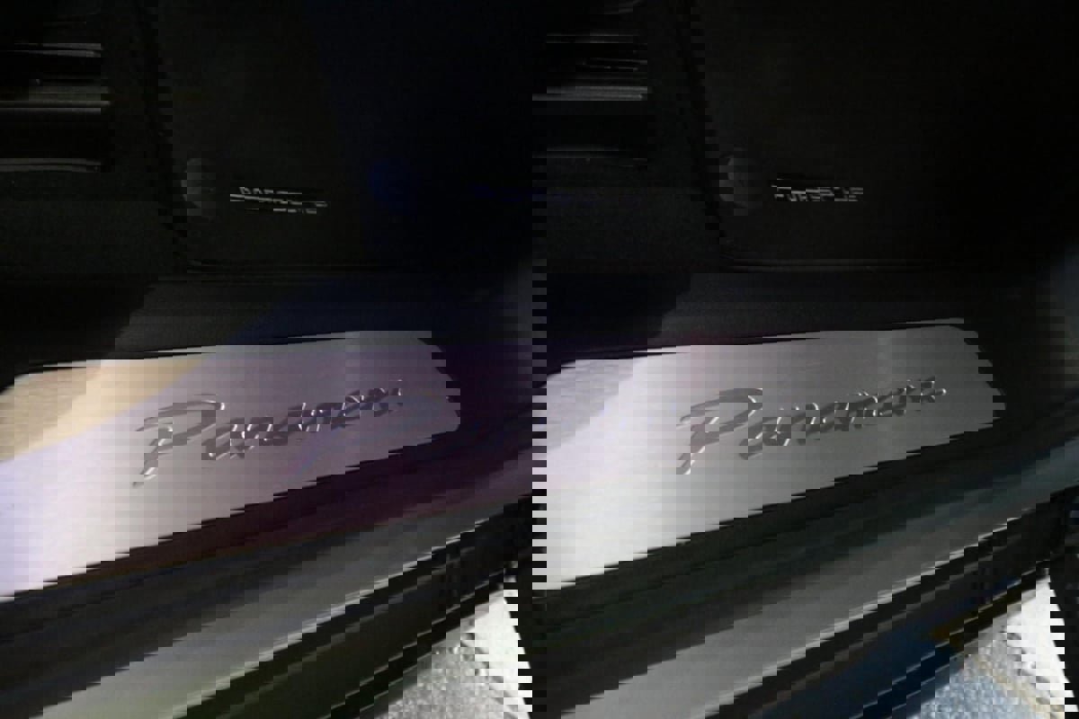 Used 2025 Porsche Panamera image 32