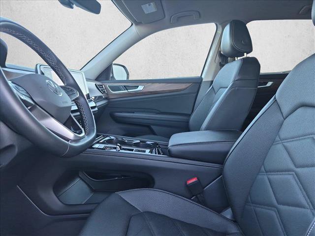 Used 2025 Volkswagen Atlas SE FWD image 16