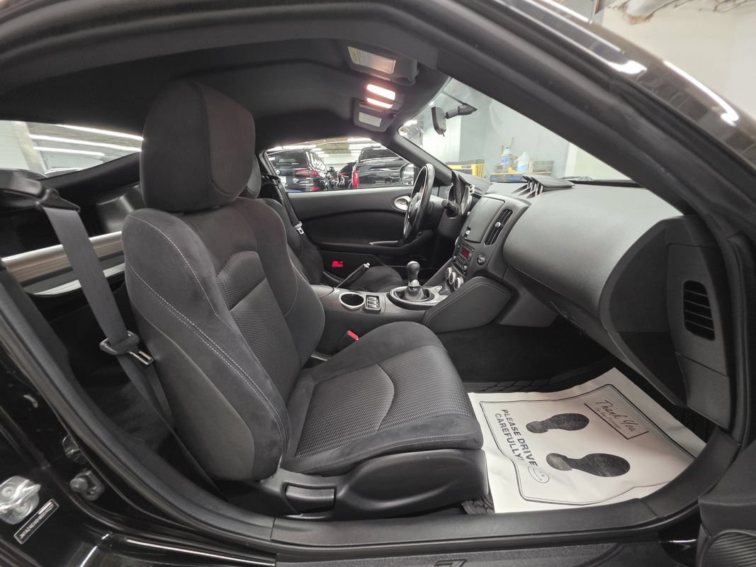Used 2017 Nissan 370Z Coupe RWD image 21