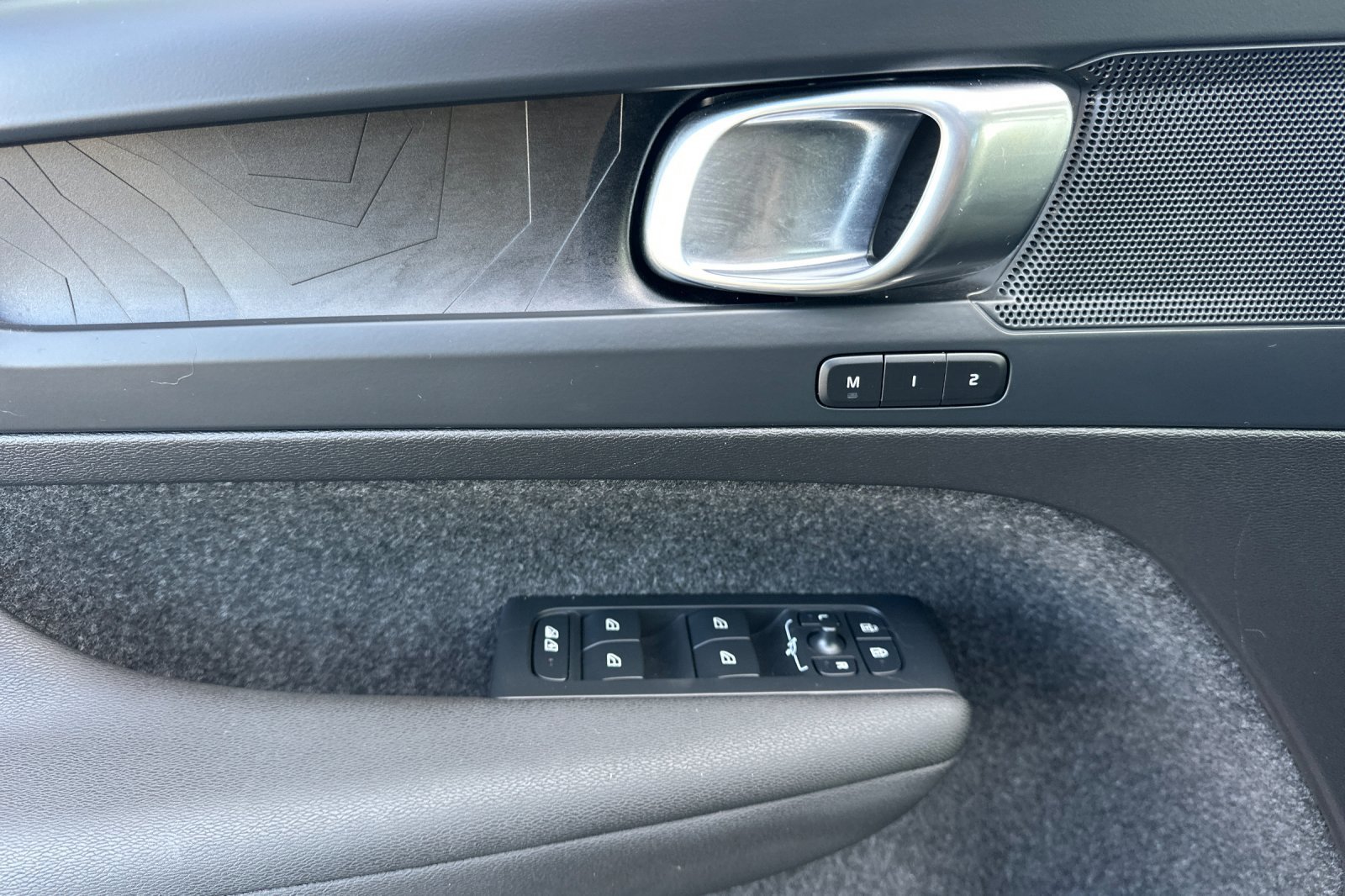 Used 2023 Volvo XC40 Recharge Plus image 11