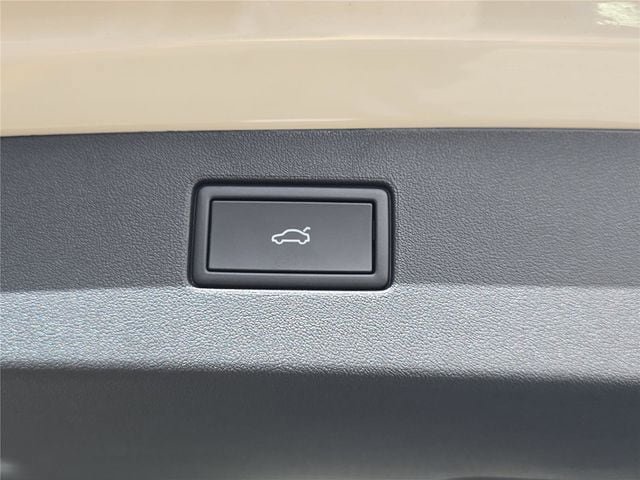 New 2026 Volkswagen Tiguan SE R-Line FWD image 25