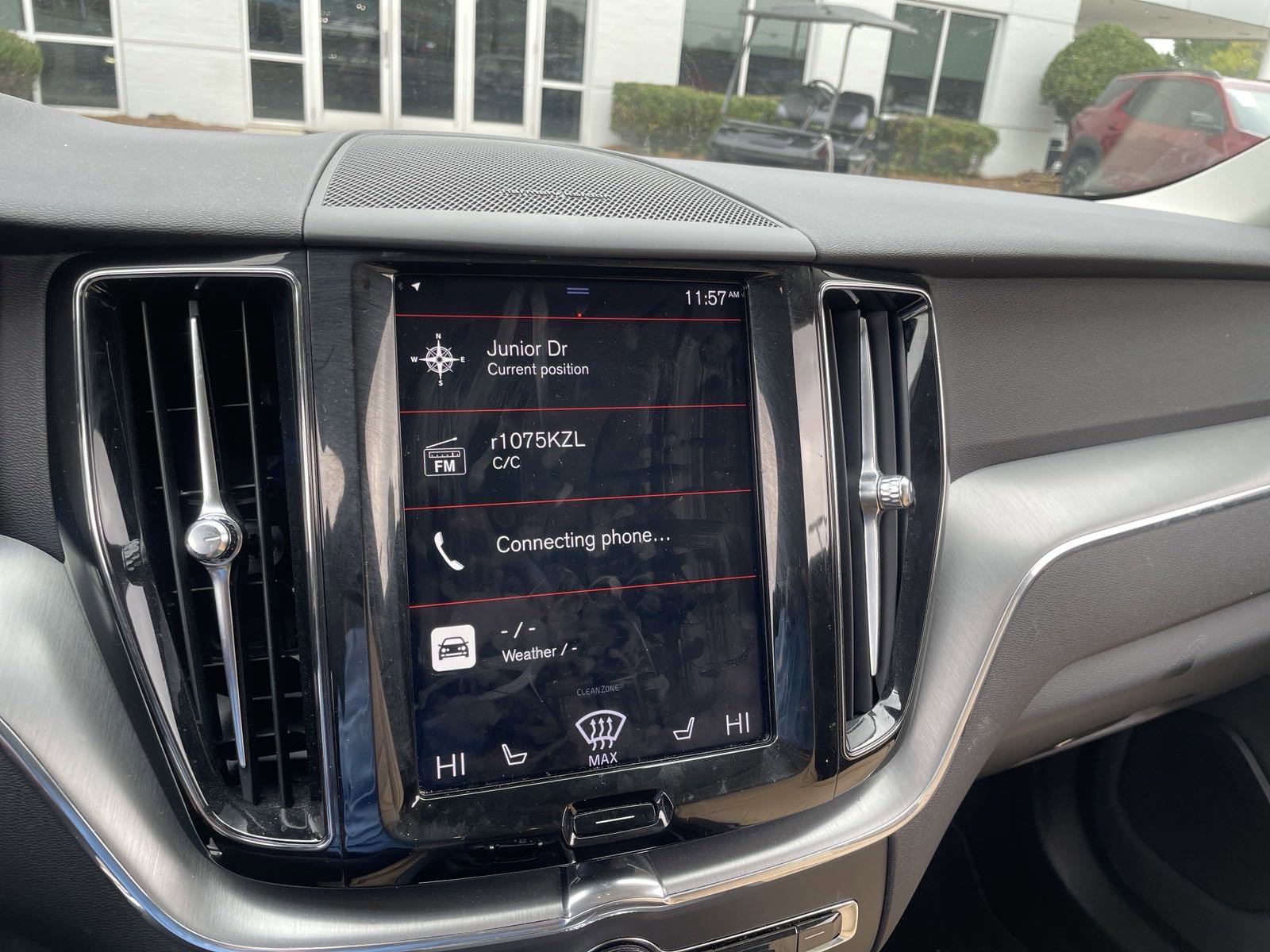 Used 2019 Volvo XC60 T5 Momentum w/ Multimedia Package image 6