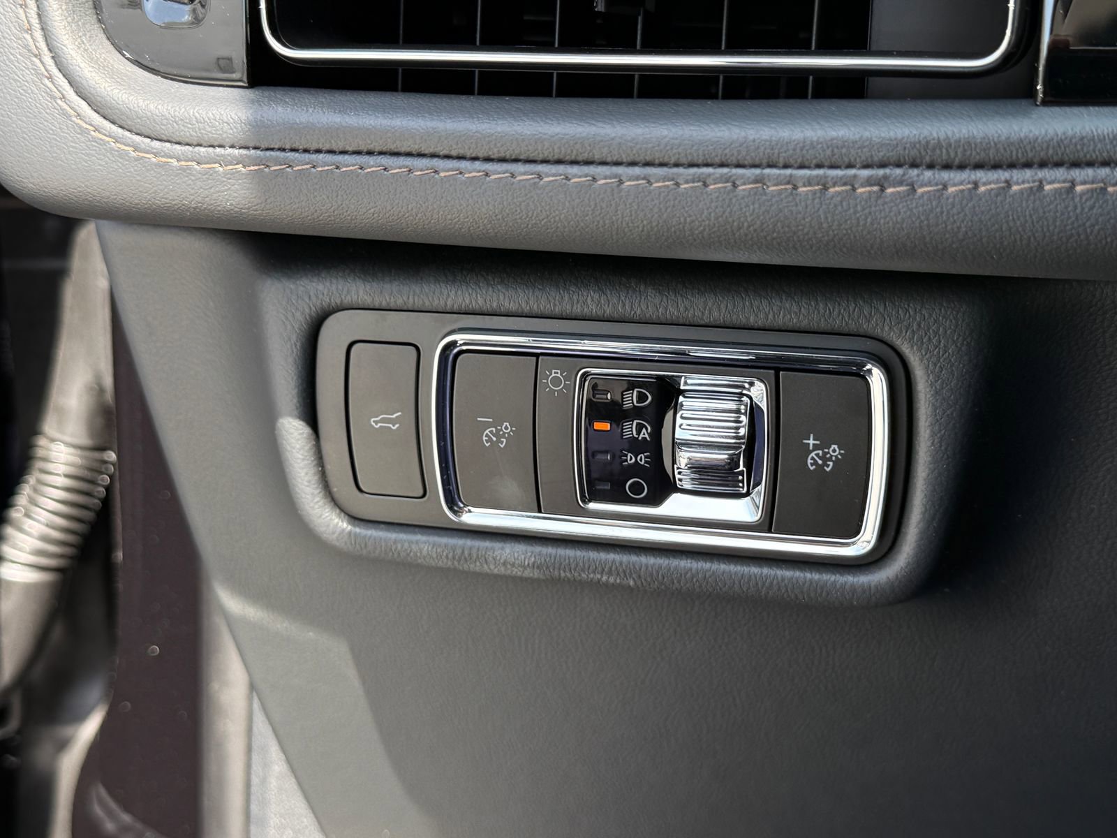 New 2026 Lincoln Aviator AWD image 39