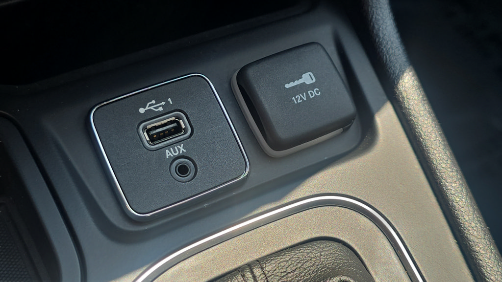 Used 2020 Jeep Cherokee Latitude FWD image 27