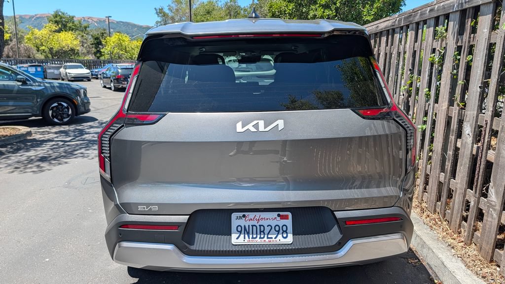 Used 2024 Kia EV9 Light Long Range RWD image 4