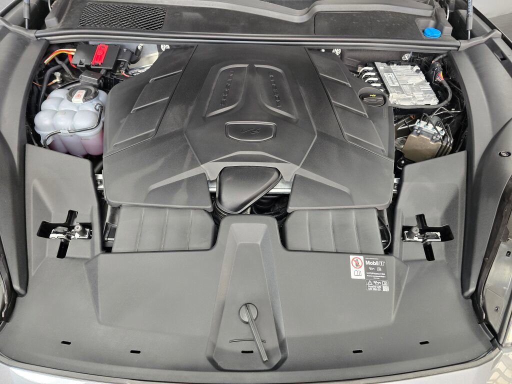 Certified 2025 Porsche Cayenne image 11