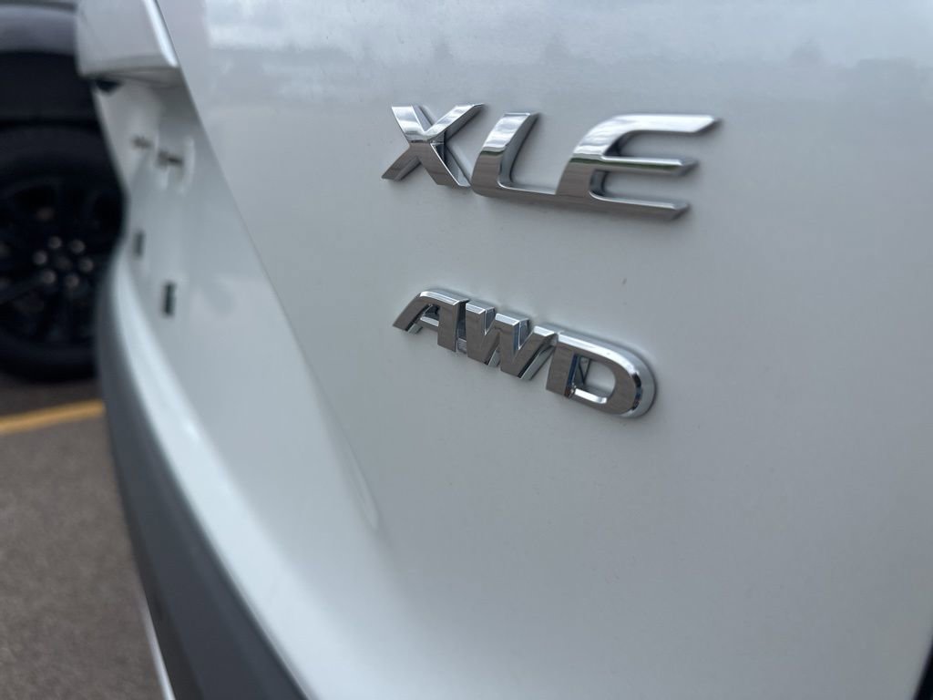 Used 2025 Toyota Corolla Cross XLE w/ Convenience Package image 10