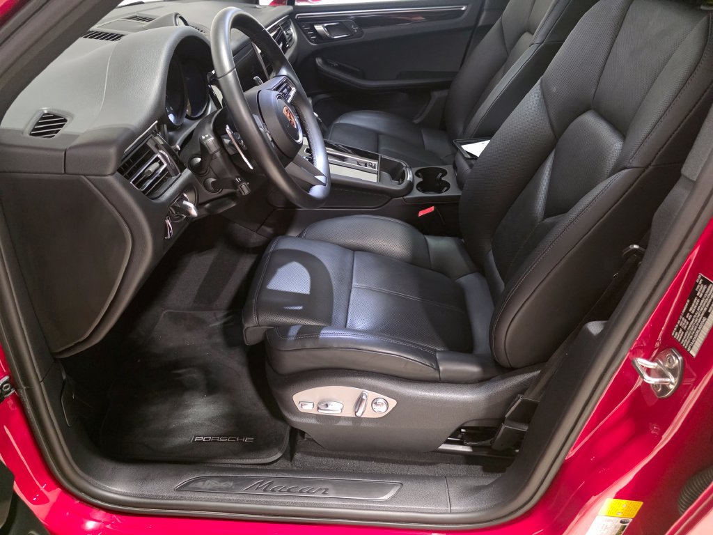 Certified 2024 Porsche Macan AWD/4WD image 5