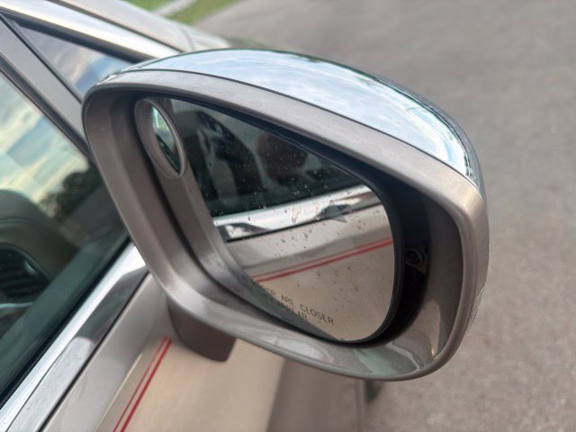 Used 2017 Chrysler Pacifica Limited FWD image 6