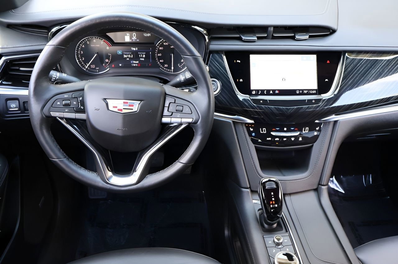 Used 2025 Cadillac XT6 Premium Luxury FWD image 16