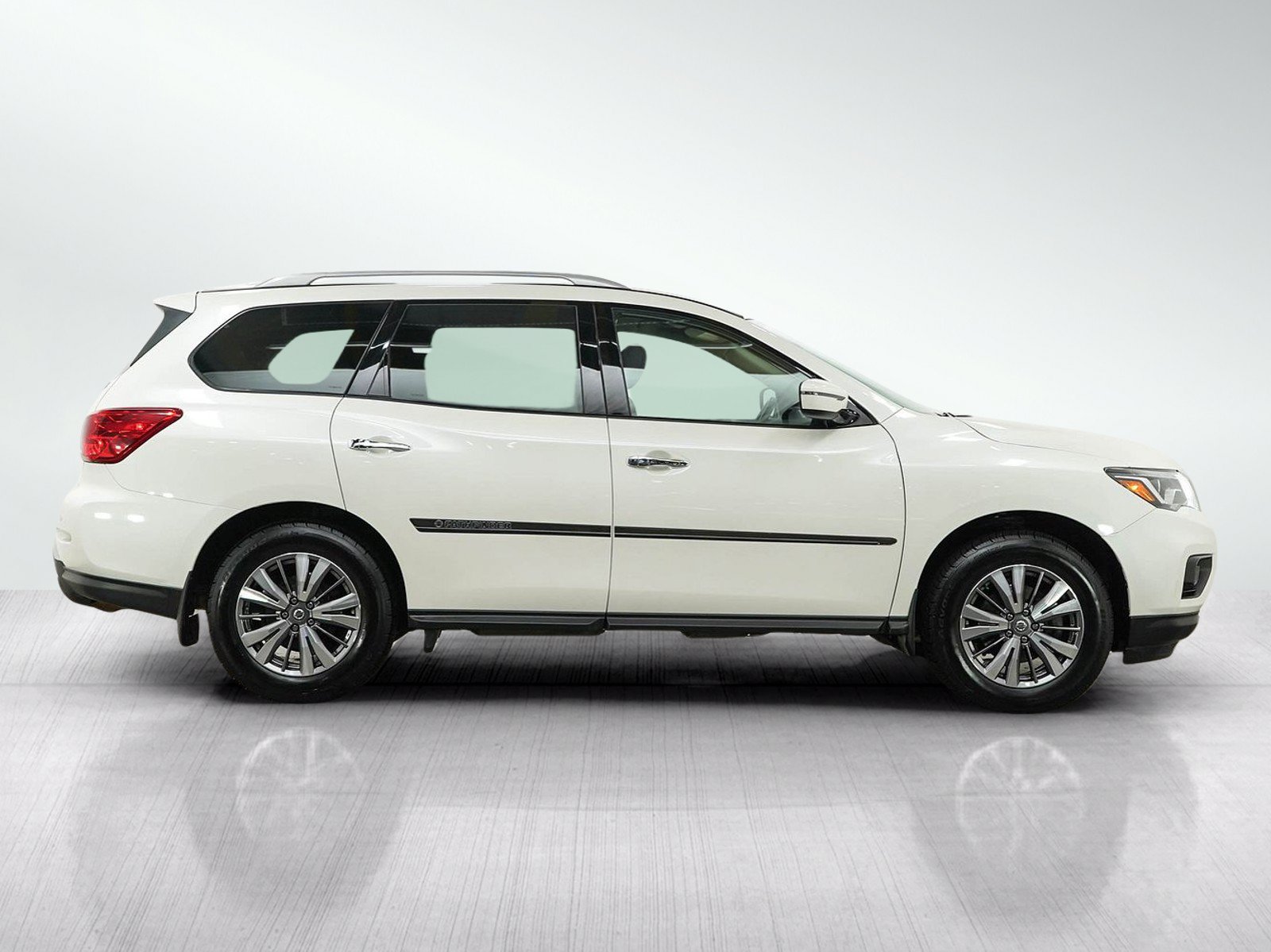 Used 2019 Nissan Pathfinder S AWD/4WD image 6