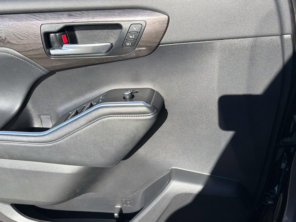 Used 2023 Toyota Highlander Platinum image 24
