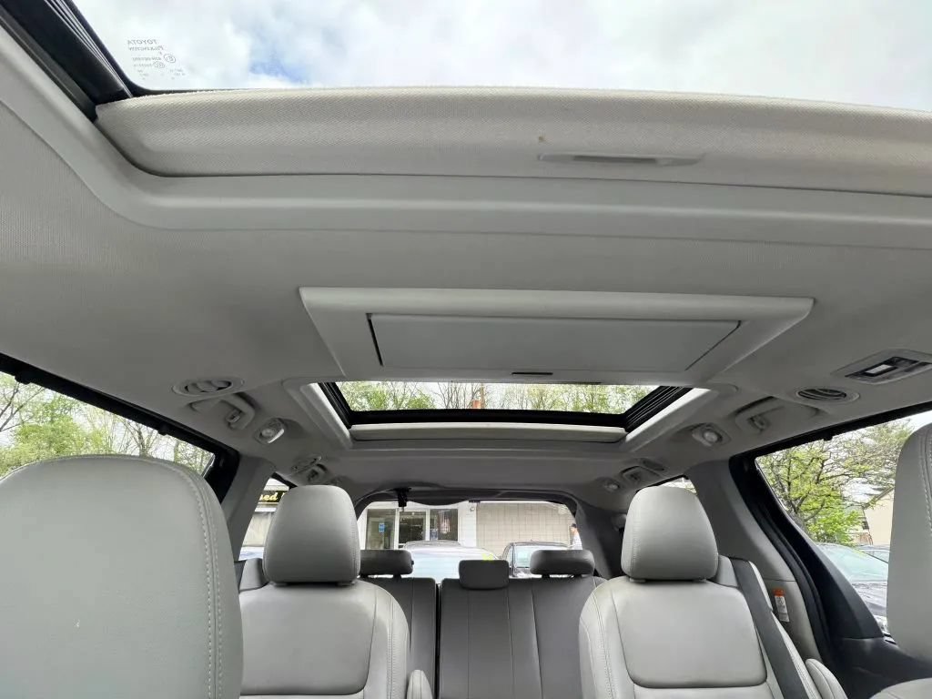 Used 2015 Toyota Sienna Limited Premium FWD image 18