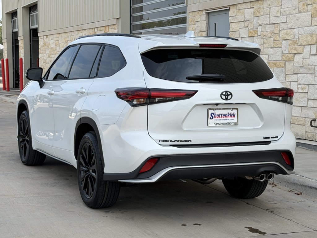 Used 2026 Toyota Highlander XSE AWD/4WD image 4