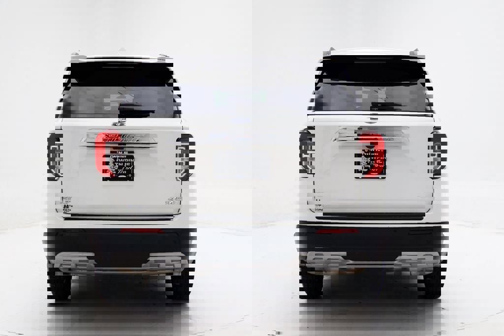 Used 2022 Ford Explorer XLT w/ Equipment Group 202A image 8