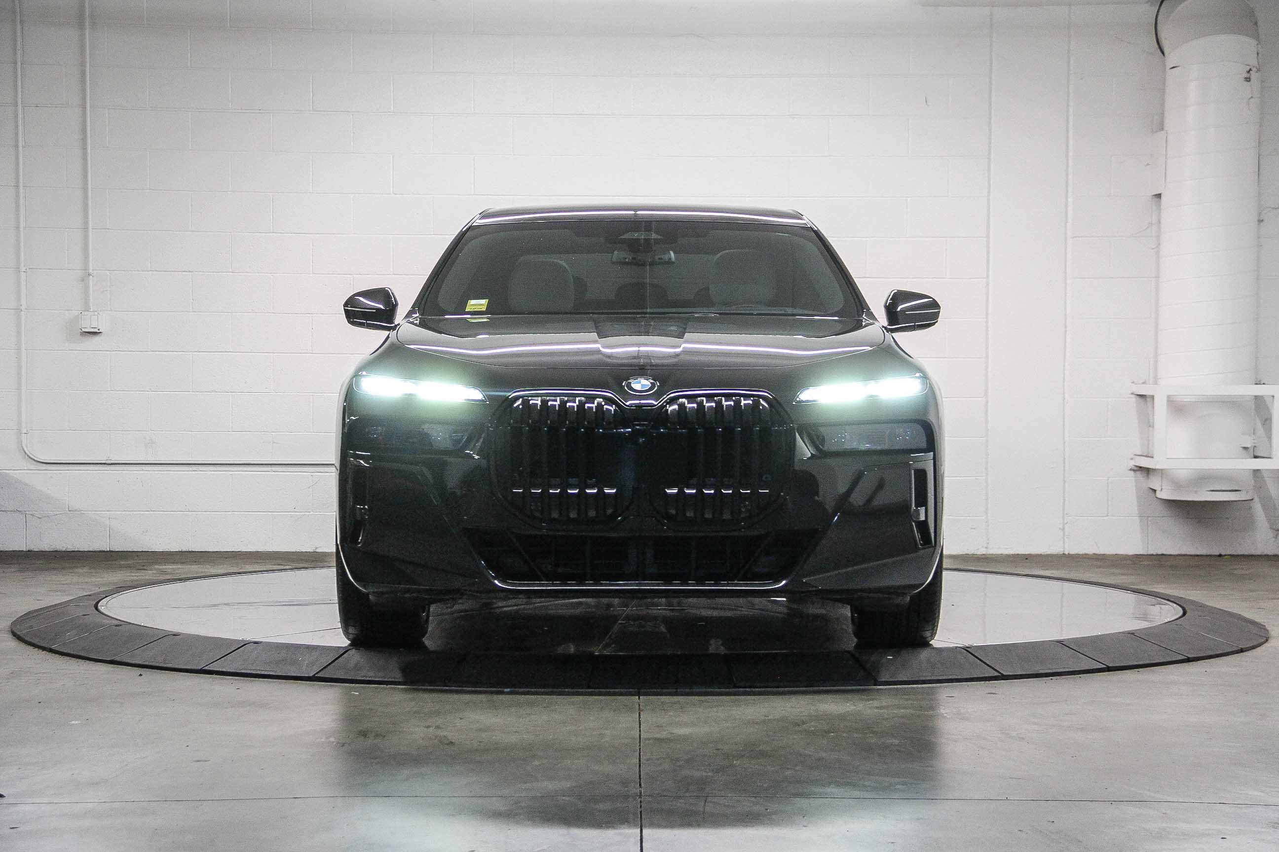 Certified 2024 BMW 760i xDrive w/ Executive Package AWD/4WD image 2