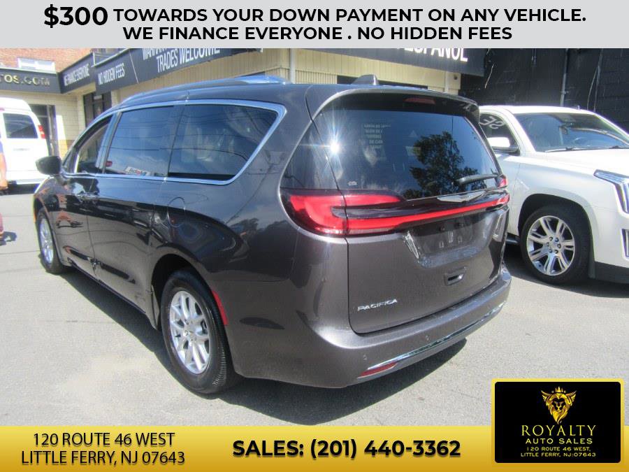 Used 2021 Chrysler Pacifica Touring-L image 5