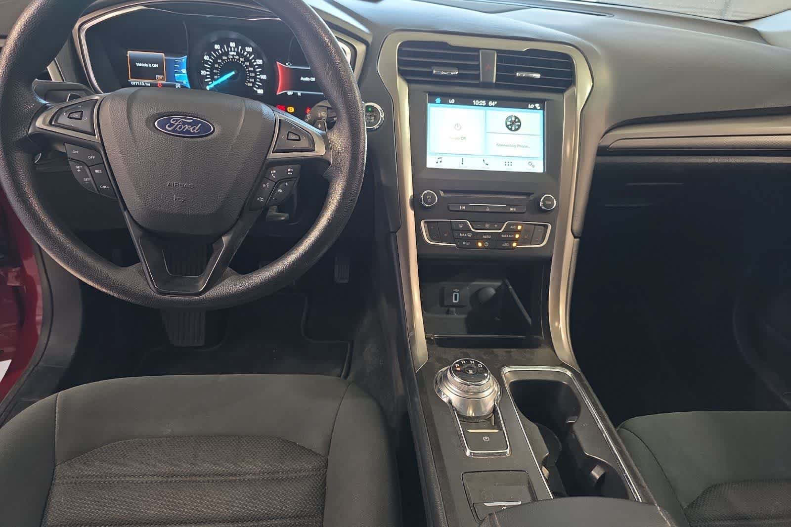 Used 2017 Ford Fusion SE w/ Fusion SE Technology Package FWD image 4