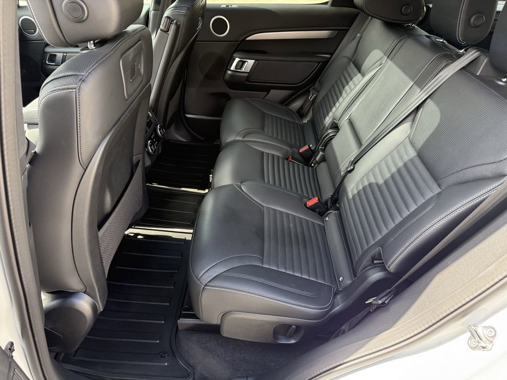 Used 2024 Land Rover Discovery Dynamic SE image 11