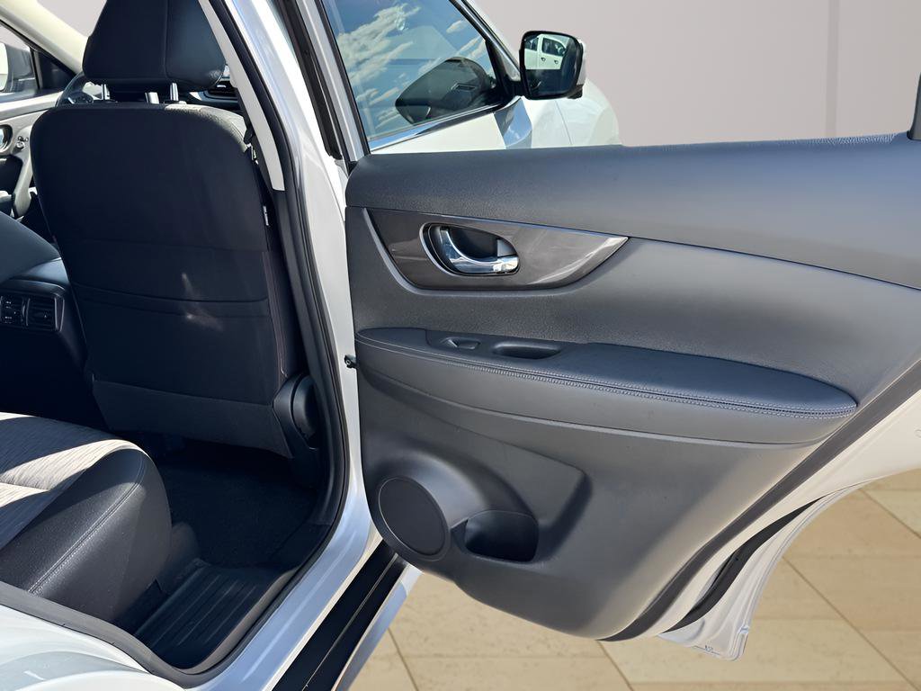Used 2019 Nissan Rogue SV w/ Premium Package FWD image 11