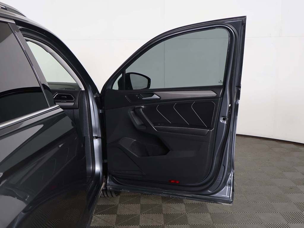 Used 2024 Volkswagen Tiguan SE w/ Panoramic Sunroof Package FWD image 22
