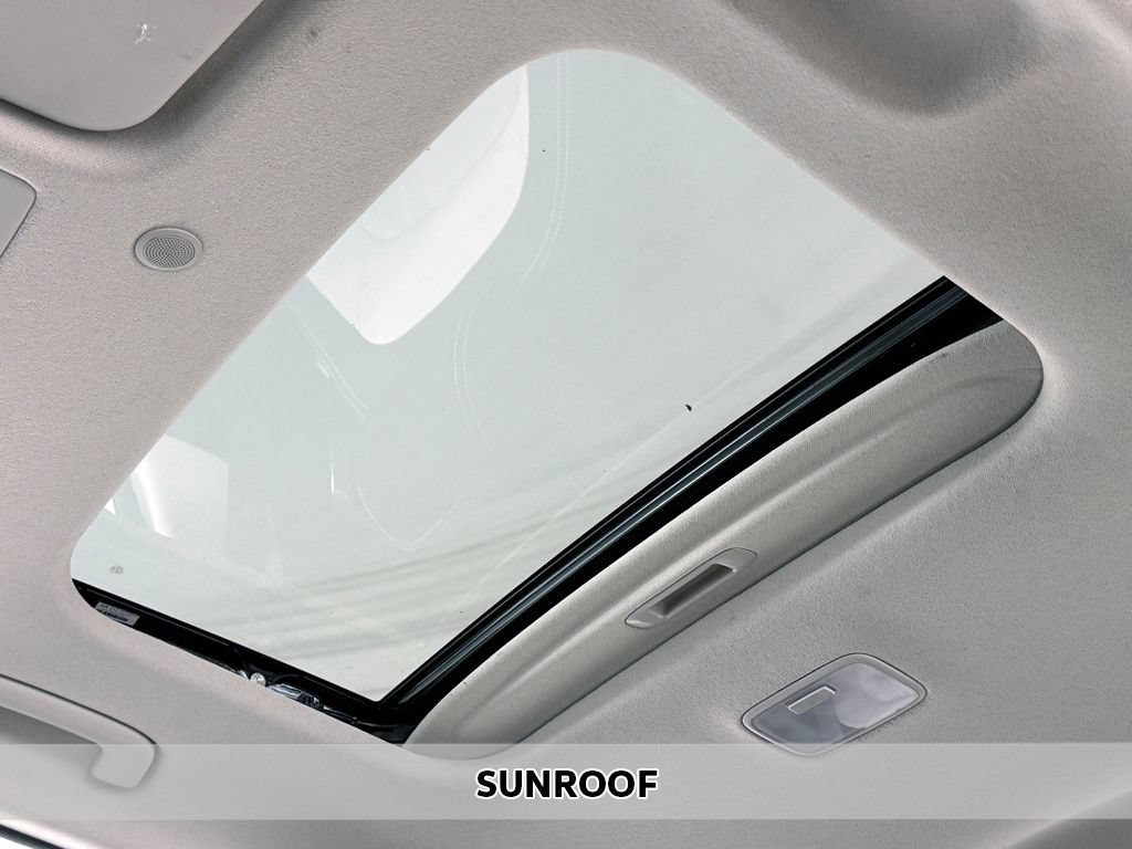 Used 2021 Hyundai Venue SEL w/ Premium Package FWD image 4