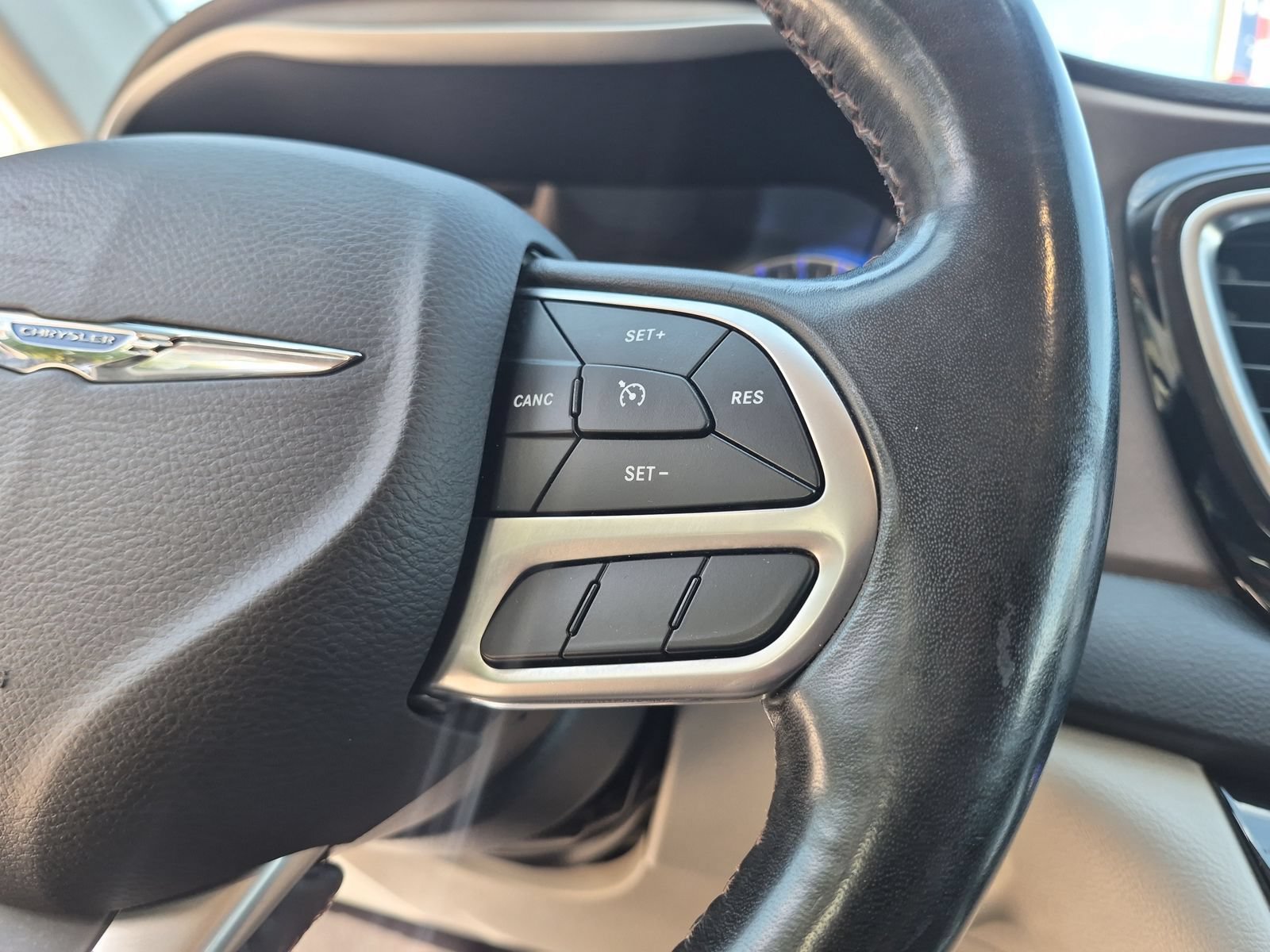 Used 2019 Chrysler Pacifica Touring-L FWD image 25