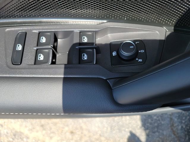 Used 2025 Volkswagen Tiguan SE w/ Panoramic Sunroof Package image 21