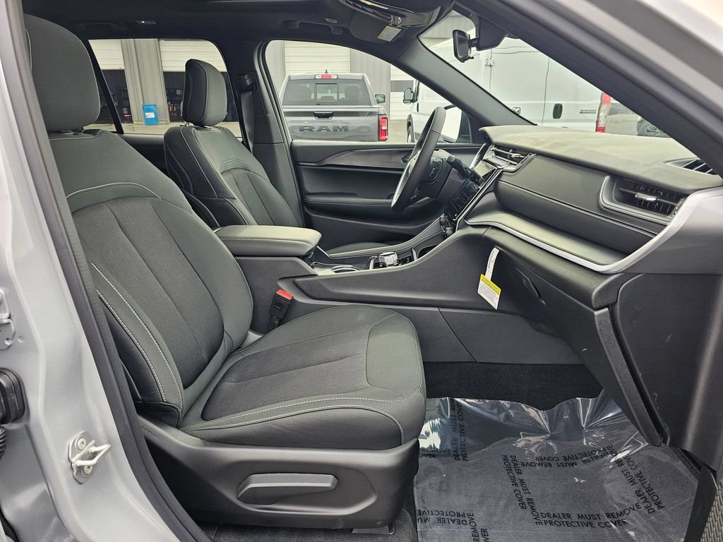 New 2025 Jeep Grand Cherokee Laredo X w/ Luxury Tech Group I AWD/4WD image 15