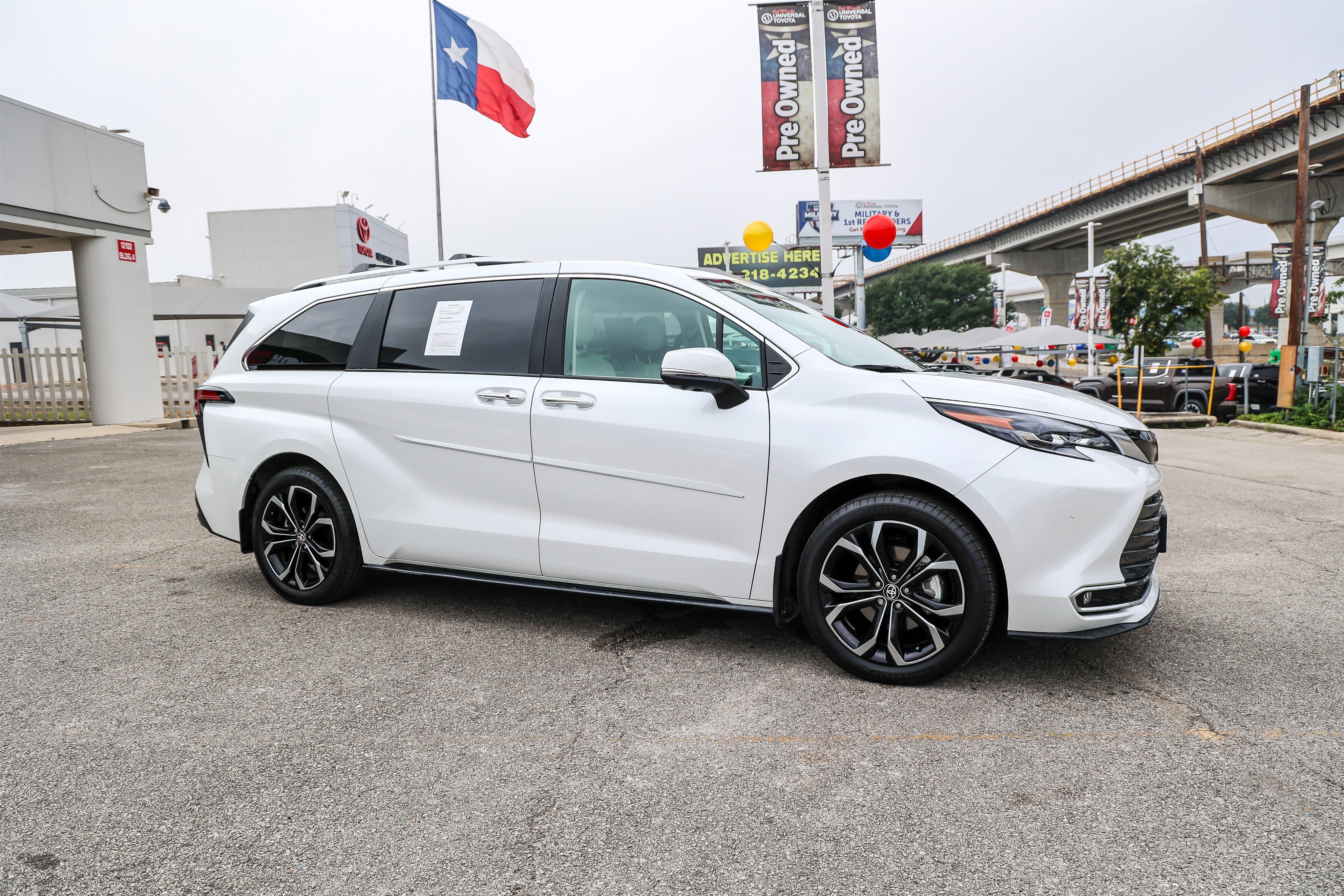 Used 2025 Toyota Sienna Platinum FWD image 6